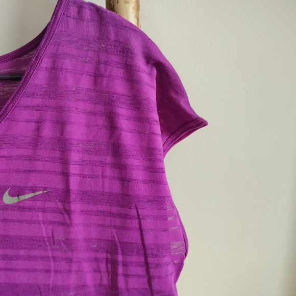 💚 Nike Dry Fit T-shirt - Picture 7 of 14